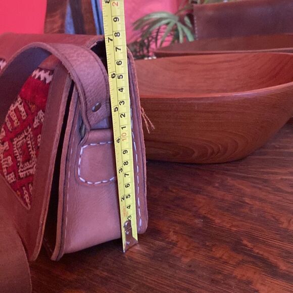 Leather brown bag w/ red and cream and black crochet on the front, shoulder bag - Picture 7 of 12